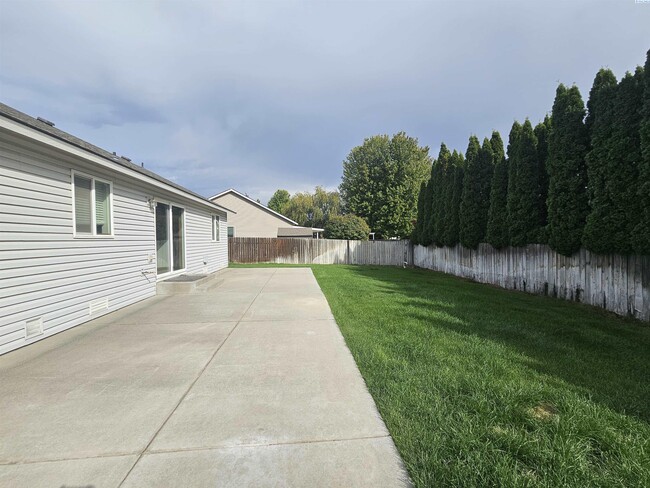 Building Photo - Newly Painted Home on Large Cul-De-Sac Lot