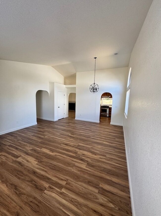 Building Photo - North Hilltop 3 Bedroom Home AVAILABLE FOR...
