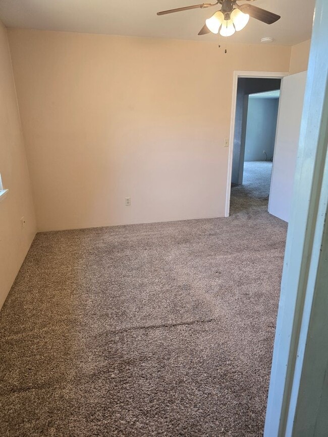 Building Photo - 3 bed 1 bath  Home for Rent in Grants Pass
