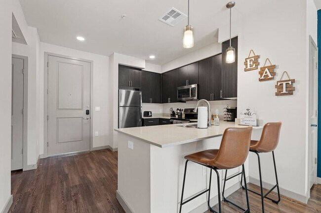 Building Photo - 711 W Broadway Rd