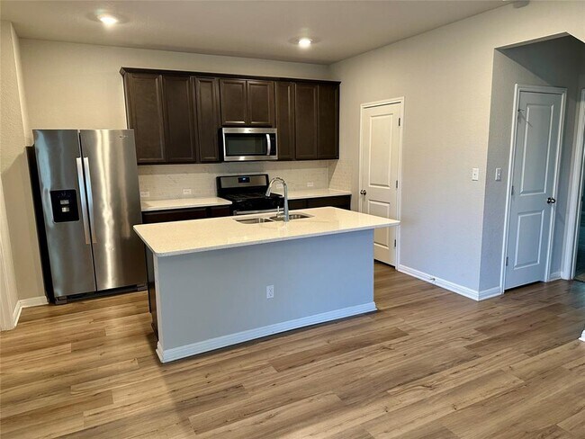 Building Photo - 906 Main St