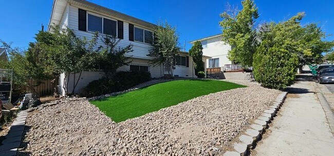 Building Photo - For Rent 3 bed 3 bath Plus 4th room or Off...