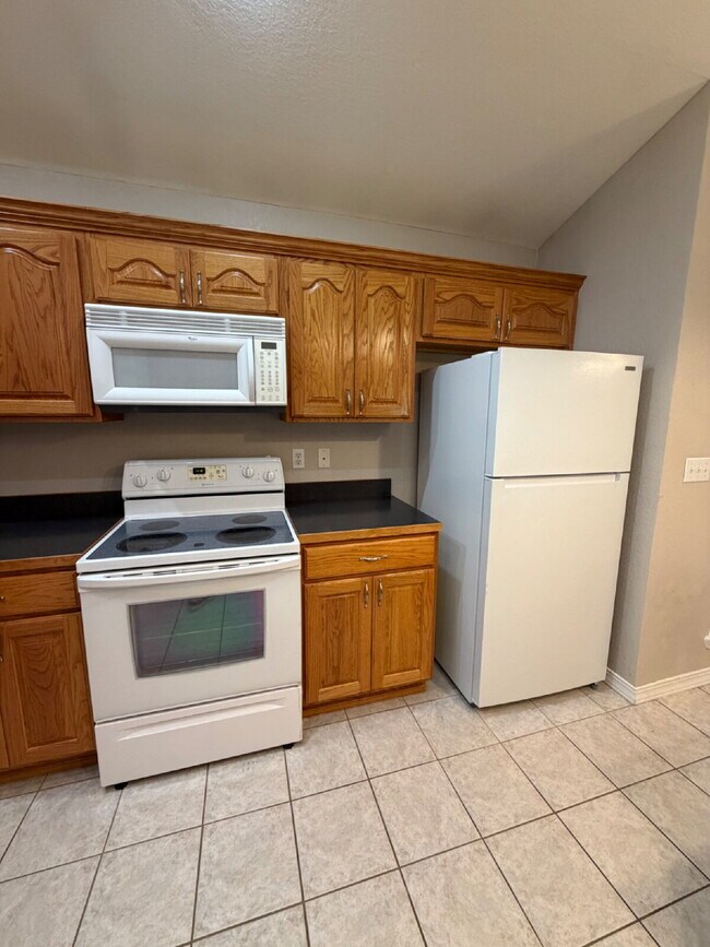 Building Photo - "Charming 3-Bedroom Summerbrooke home with 2 Full Baths with Fenced in, flat back yard”