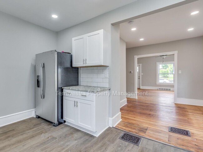 Building Photo - 116 W Main St