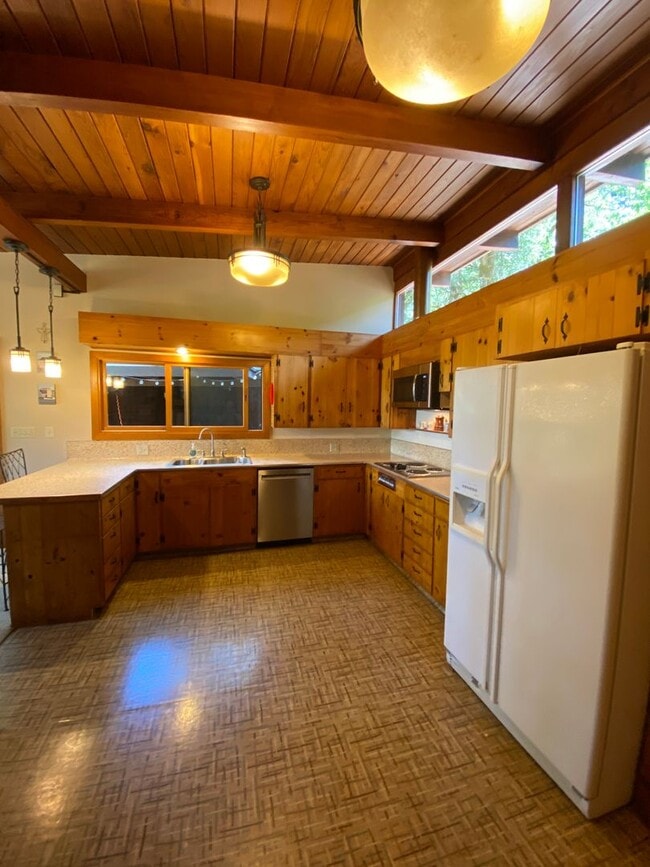 Building Photo - ALL UTILITIES INCLUDED! ~ 3 Bedroom 1 Bath