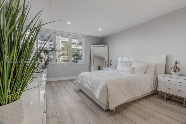 Building Photo - 100 Lincoln Rd