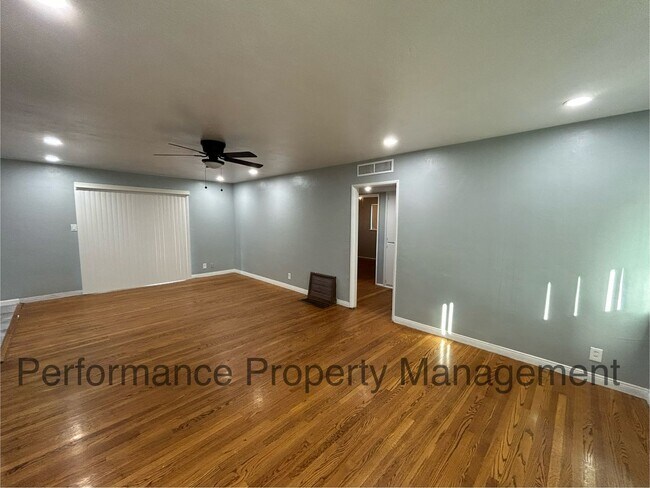 Building Photo - Cute 2 Bed/1 Bath Home in SW Bakersfield w/ RBP & $0 Deposit Option