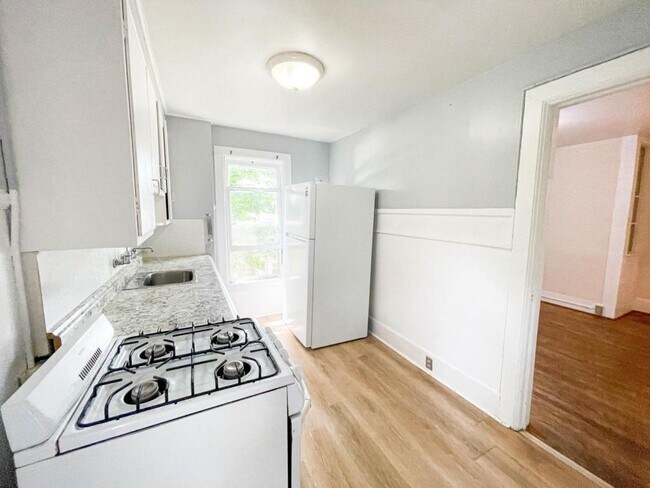 Building Photo - 705 E Seneca St