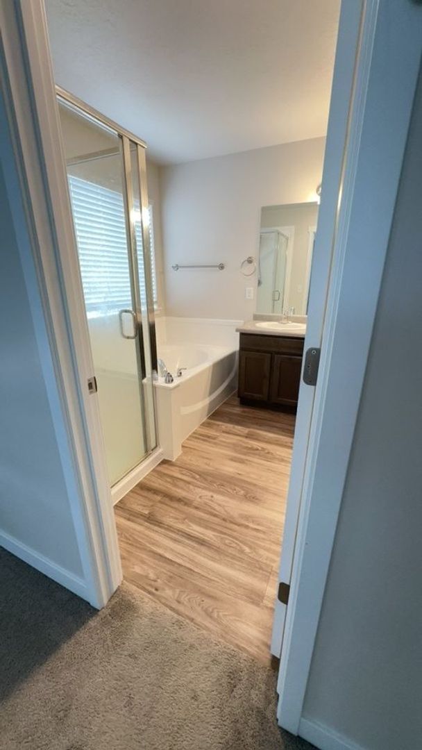 Building Photo - Lovely NSL Townhome - available this month!