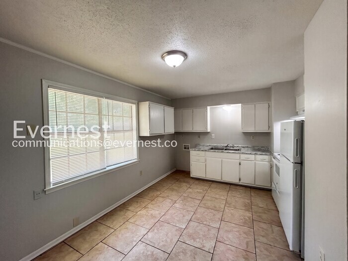 Building Photo - 8044 Oakbrook Dr