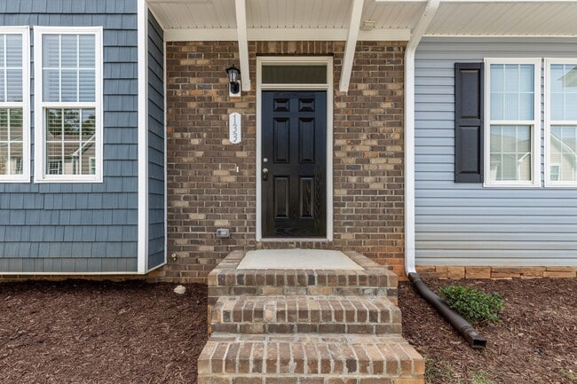 Building Photo - 3 bedroom/2.5 Bath End Unit Townhome in Ho...