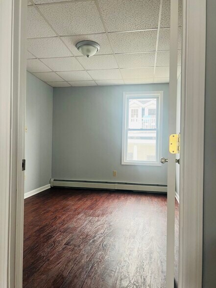 Building Photo - 876 Middle St