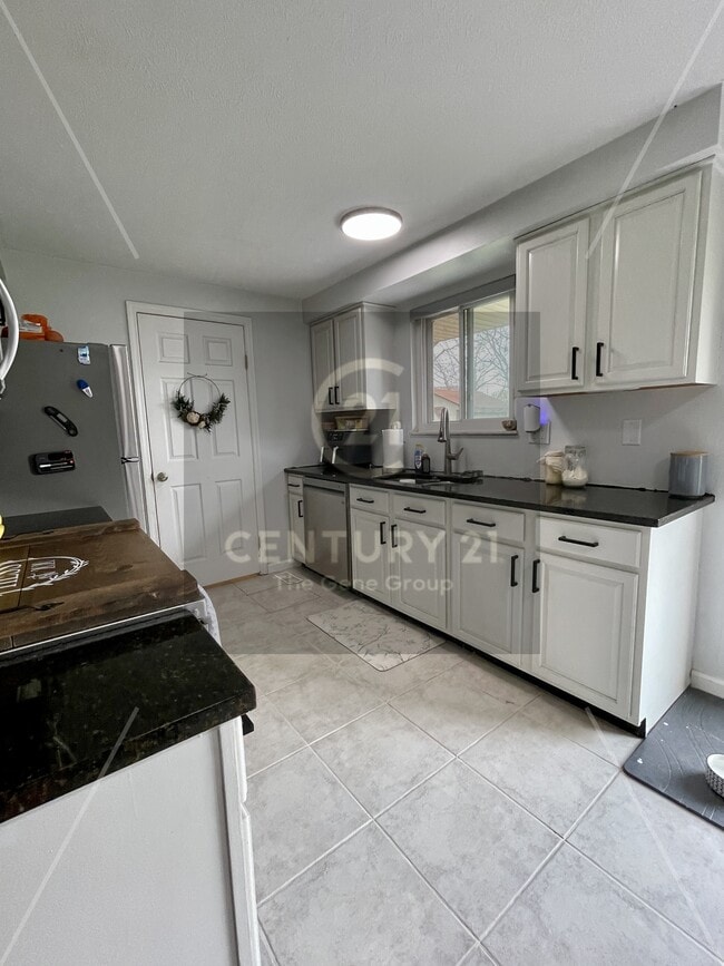 Building Photo - 5051 Bluffview Dr