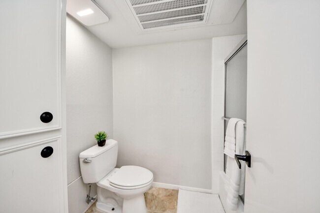 Building Photo - 18209 Vinland Dr