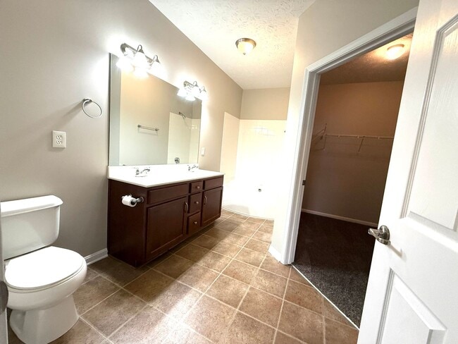 Building Photo - 9400 Clubview Dr