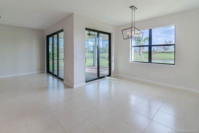 Building Photo - 861 SE Courances Dr