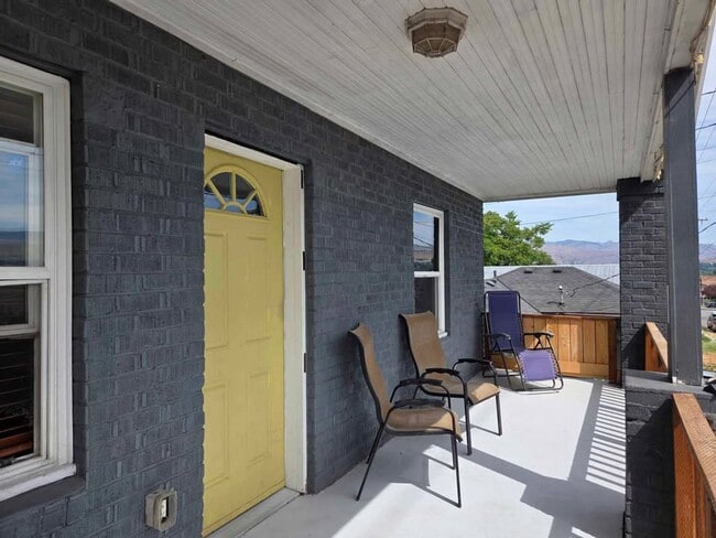Building Photo - Charming 2 Bedroom With Valley View!