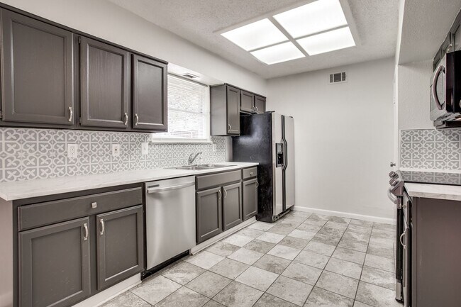 Building Photo - Cozy 3BD Home with Functional Features and...