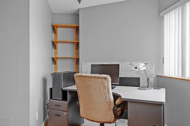 Building Photo - 147 Kelton St