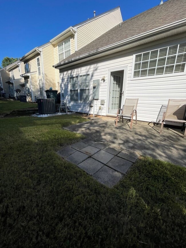 Building Photo - Townhouse with Owner's Suite on main level...
