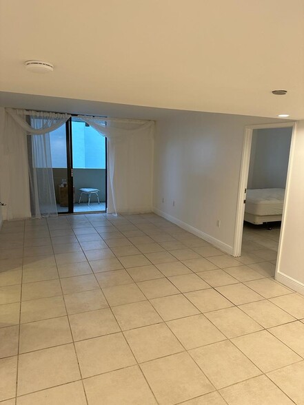Building Photo - 1621 Collins Ave