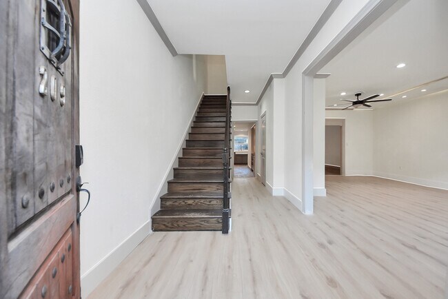 Building Photo - 840 Threadneedle St