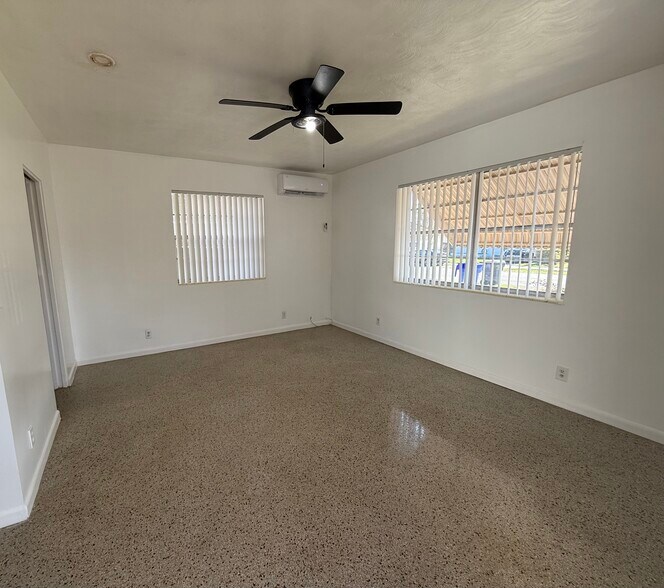 Living Area - 515 N 24th Ave