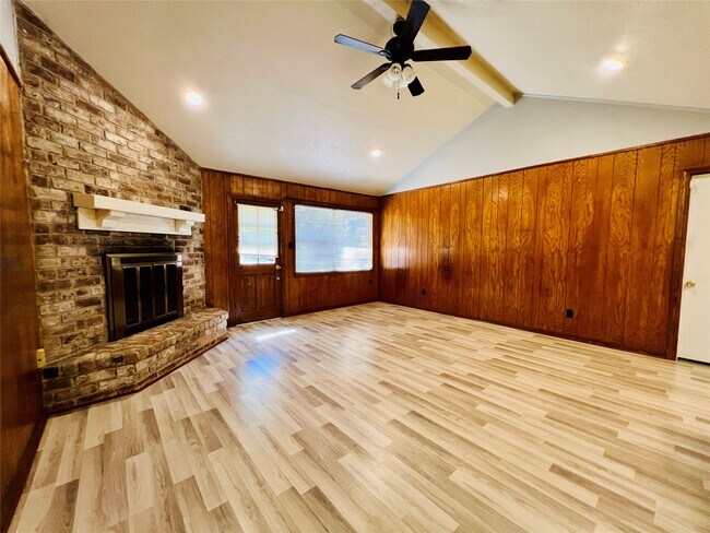 Building Photo - 422 Gamewood Dr