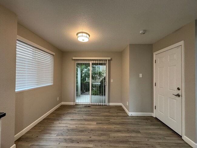 Building Photo - Updated 3 Bedroom in Springs Ranch