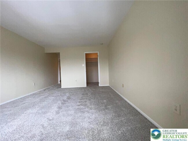 Building Photo - 1590 Alta Dr