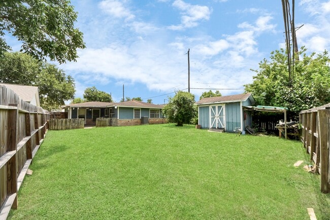 Building Photo - 1324 Bennett Dr