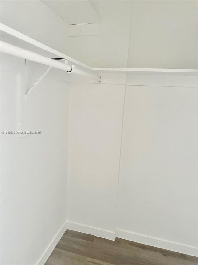 Building Photo - 1301 NE Miami Gardens Dr