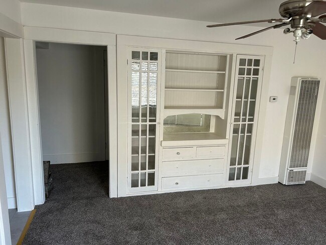 Building Photo - 3 Bedroom Unit Available Now!!