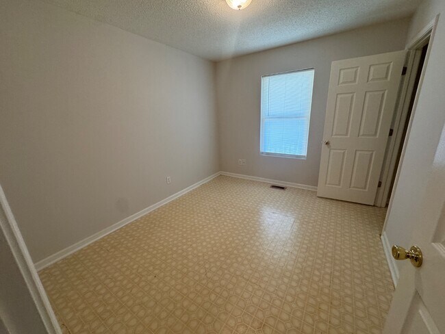 Building Photo - 2105 Harpertown Dr