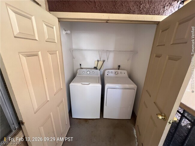 Building Photo - 5161 River Glen Dr