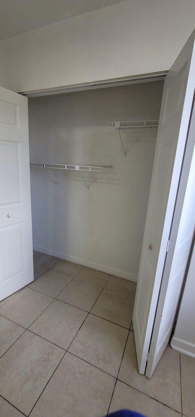 Building Photo - 548 Orange Dr