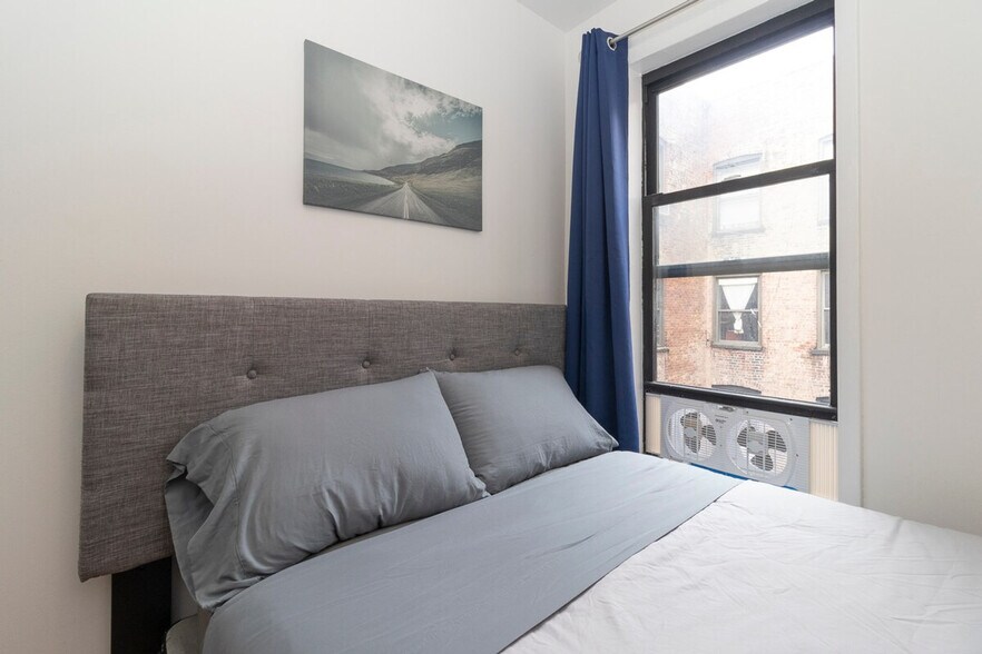 Building Photo - 130 E 95th St