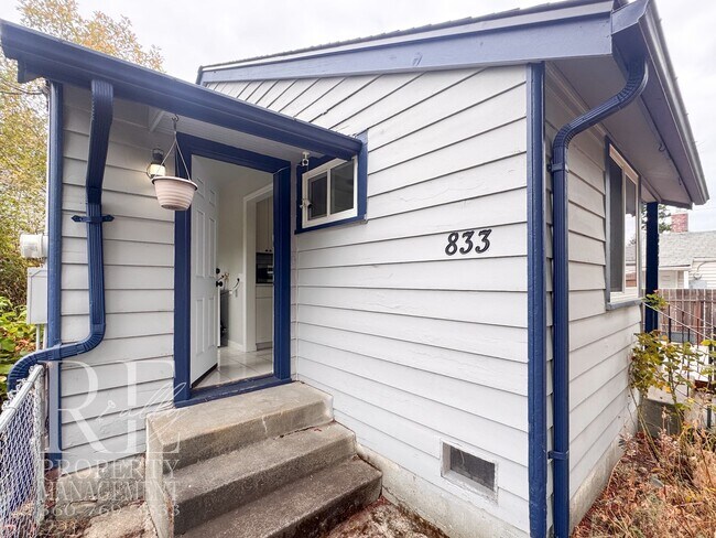 Building Photo - 833 S Summit Ave