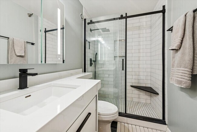 Building Photo - 1122 N Clark St