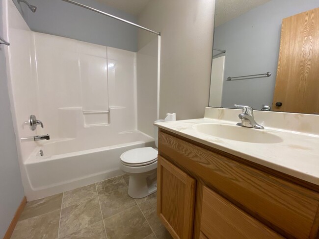 Building Photo - 3 Bed 2 Bath Twin-Home