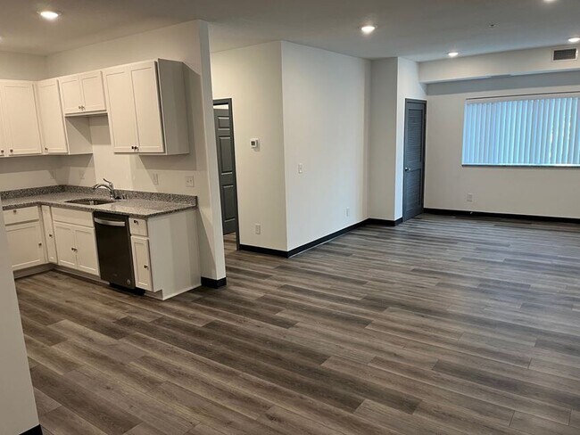 Building Photo - 1922 Wilson Ave