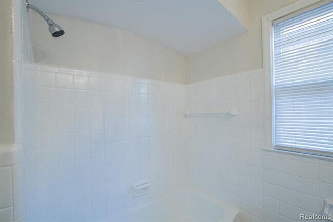 Building Photo - Beautifully renovated brick bungalow