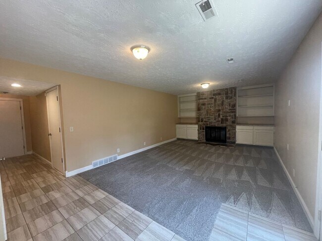 Building Photo - Bellevue Home For Rent!