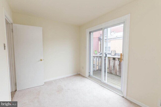 Building Photo - 113 Mountain St