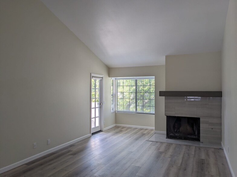 Building Photo - 4084 Crystal Dawn Ln