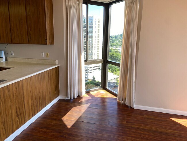 Building Photo - 2040 Nuuanu Ave