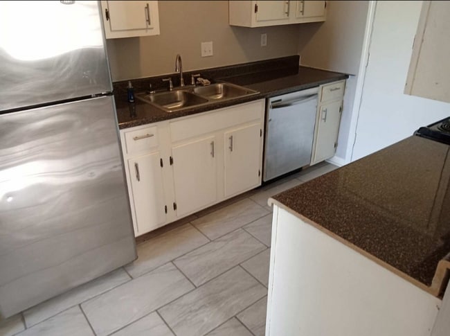 Building Photo - 797 Cavalier Dr