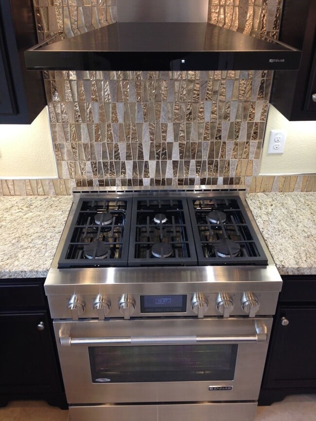 Building Photo - Gorgeous Model Spacious Folsom Unit!