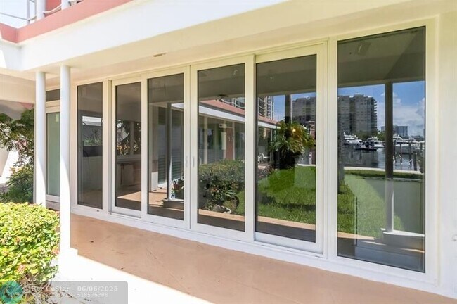 Building Photo - 2760 Yacht Club Blvd
