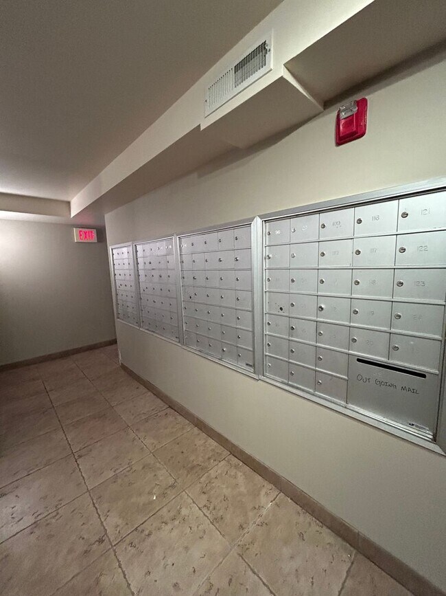 Building Photo - Spacious Downtown 3 bedroom with updates. ...